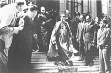 Monse&ntilde;or Sanabria saliendo del Congreso, 1940 