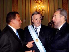 Hugo Ch&aacute;vez, N&eacute;stor Kirchner y Fidel Castro en Buenos Aires, mayo 2003