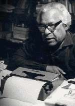 Nicol&aacute;s Guill&eacute;n escribiendo