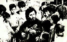V&iacute;ctor Jara compartiendo con los ni&ntilde;os
