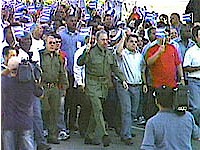 "A la cabeza de la inmensa columna... va Fidel, despu&eacute;s, los mejores cuadros del partido..."