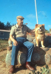 Pablo Neruda y su perro en Isla Negra