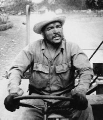El Che manejando un tractor en la zafra