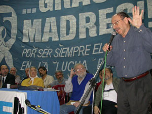 James Petras con las Madres de Plaza de Mayo
